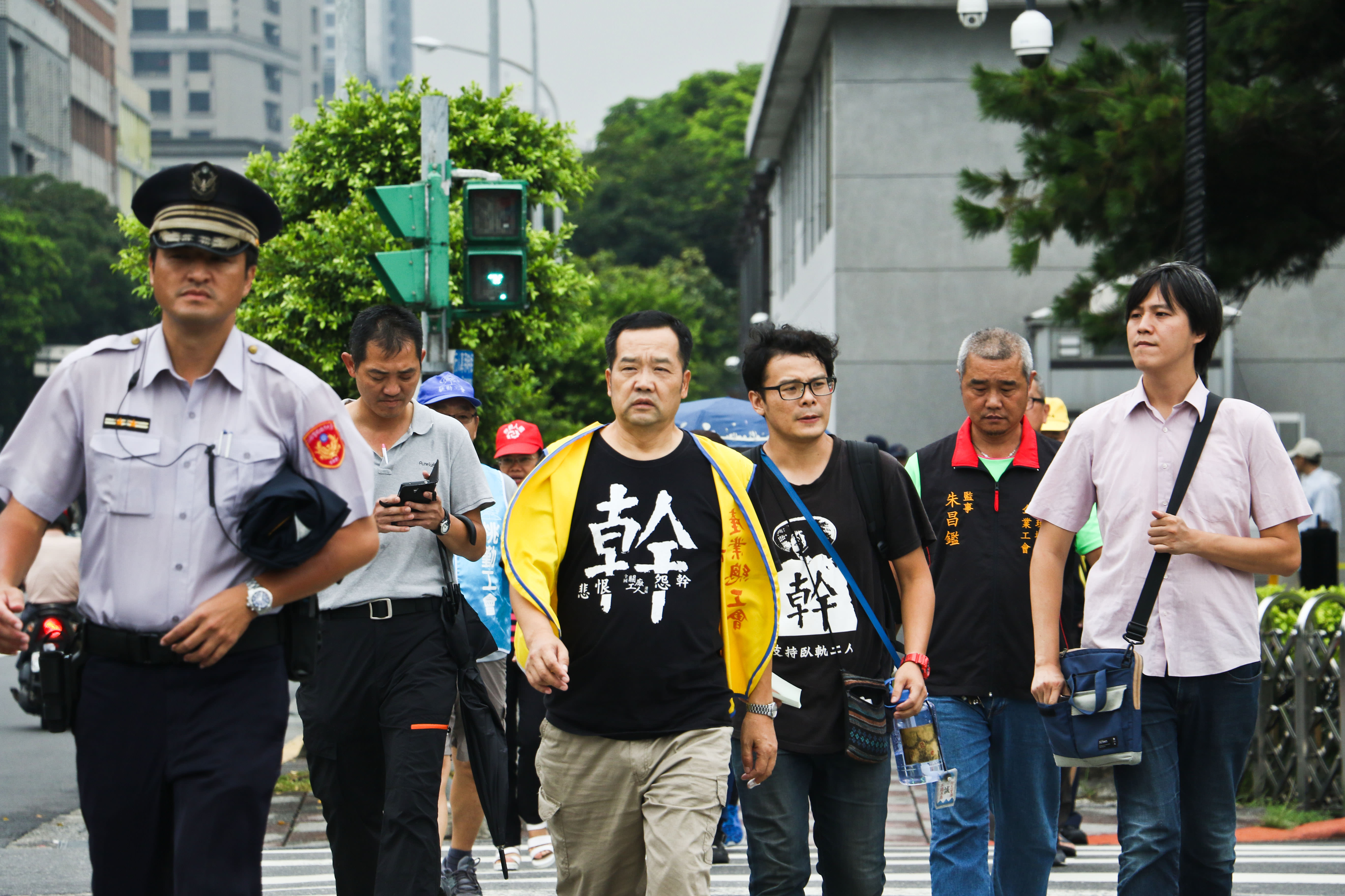 各工会代表进入总统府结束会面后，走回南广场。